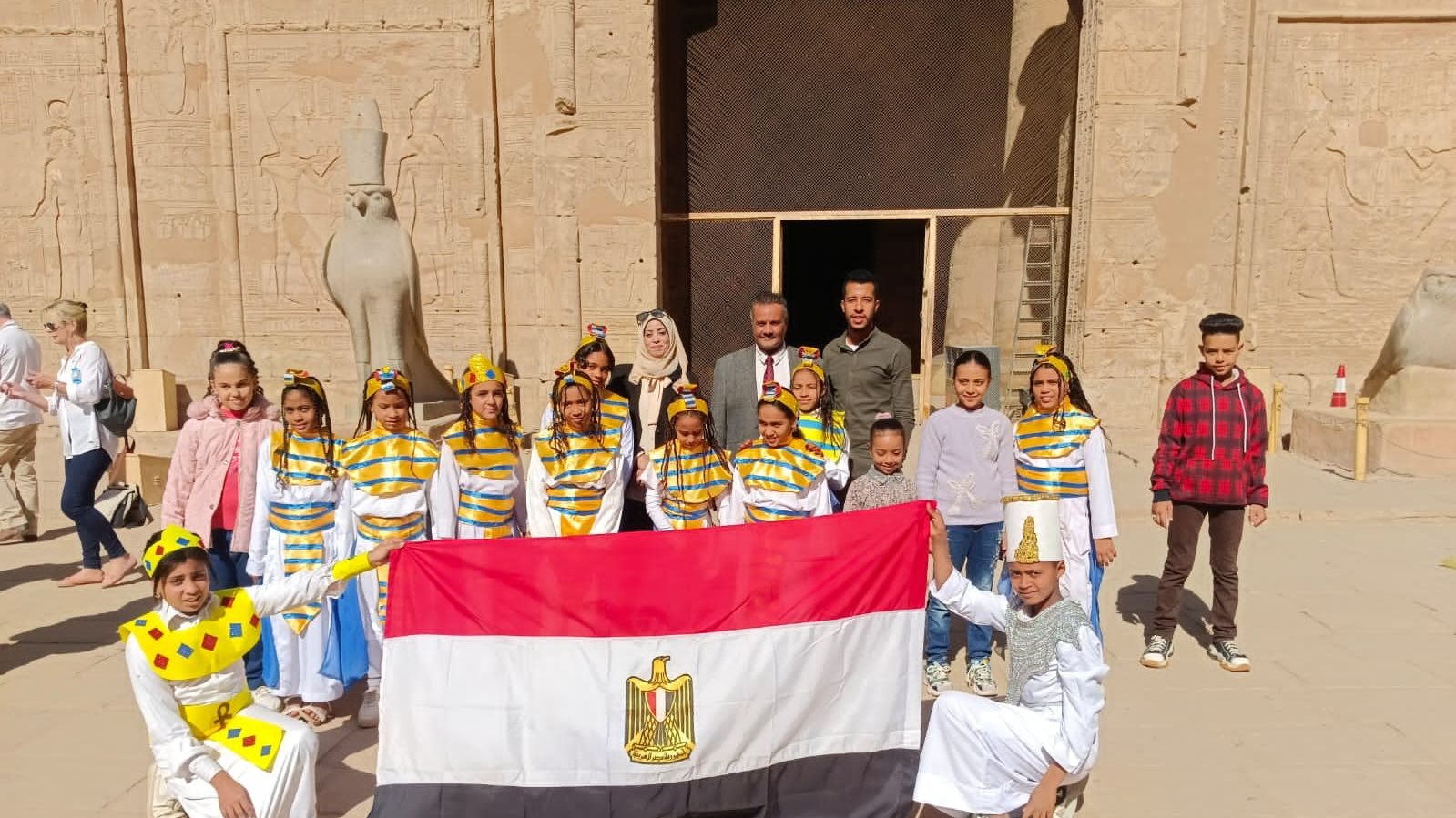 عروض فنية وكورال أطفال بالزى الفرعونى داخل معبد إدفو 