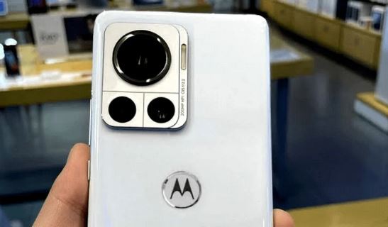 موبايل غامض من موتورولا للشباب بمواصفات مميزة   