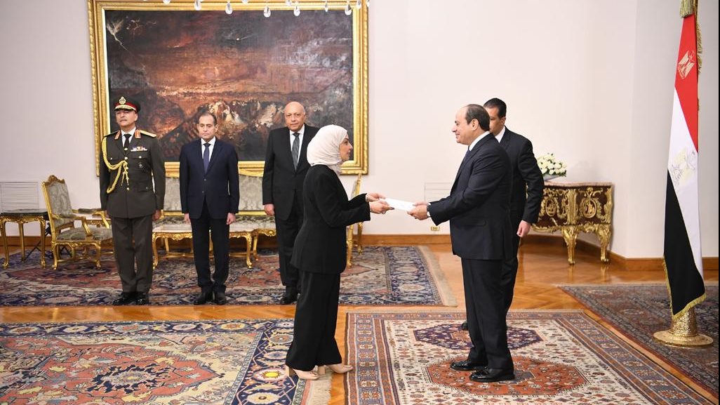 الرئيس السيسي يتسلم أوراق سفيرة البحرين 