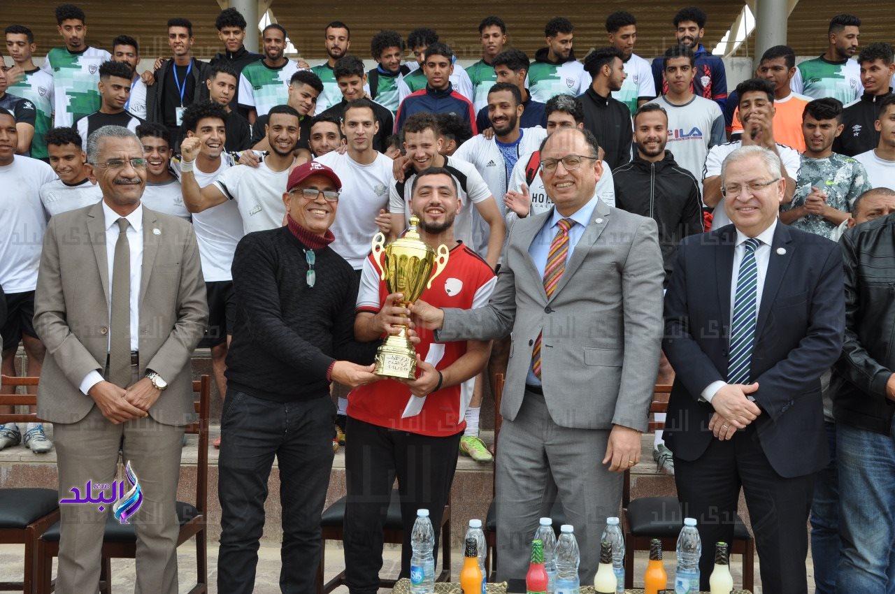 كلية التجارة وإدارة الأعمال تحرز المركز الأول في بطولة كرة القدم بكليات جامعة حلوان5