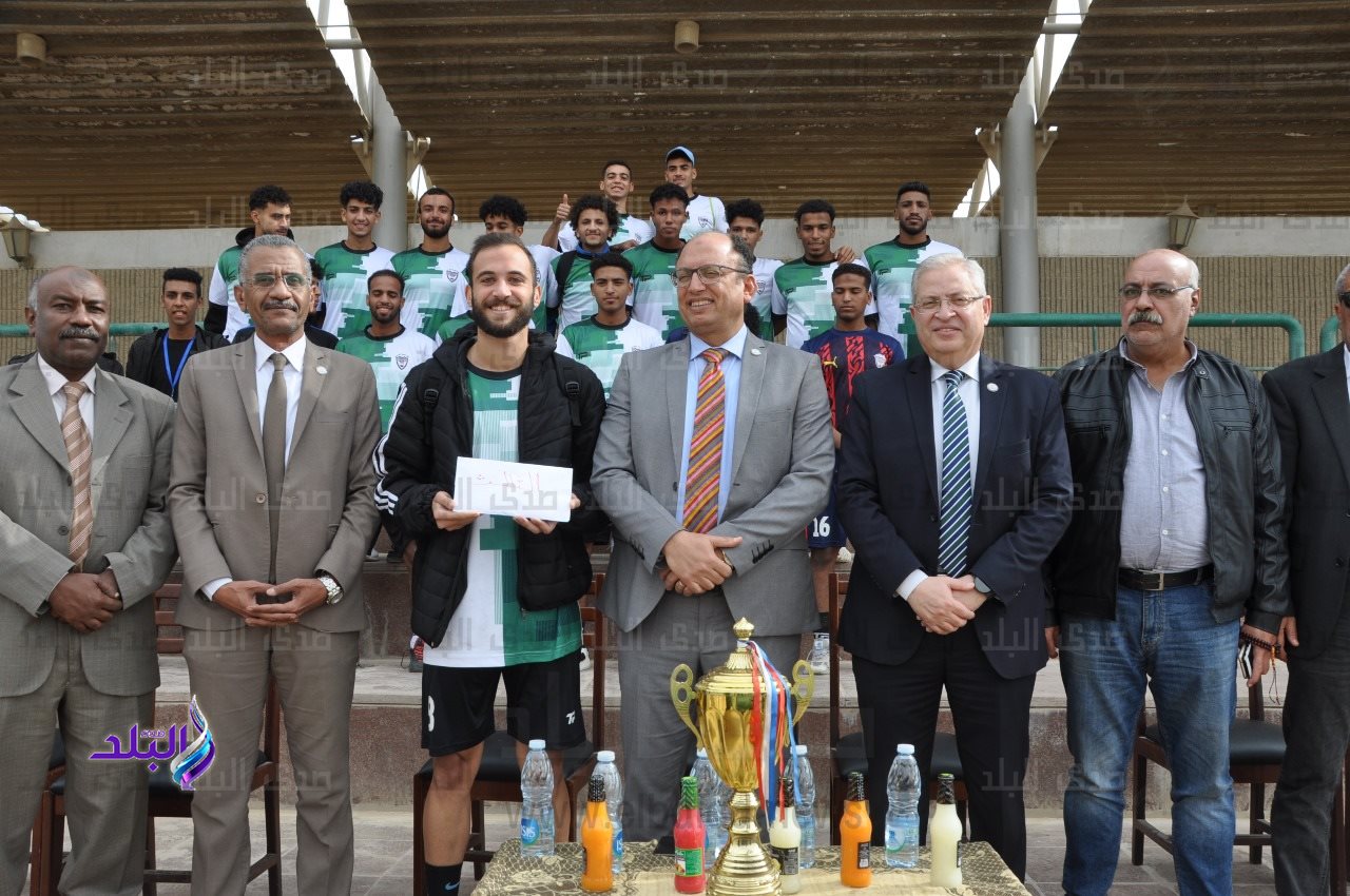 كلية التجارة وإدارة الأعمال تحرز المركز الأول في بطولة كرة القدم بكليات جامعة حلوان4