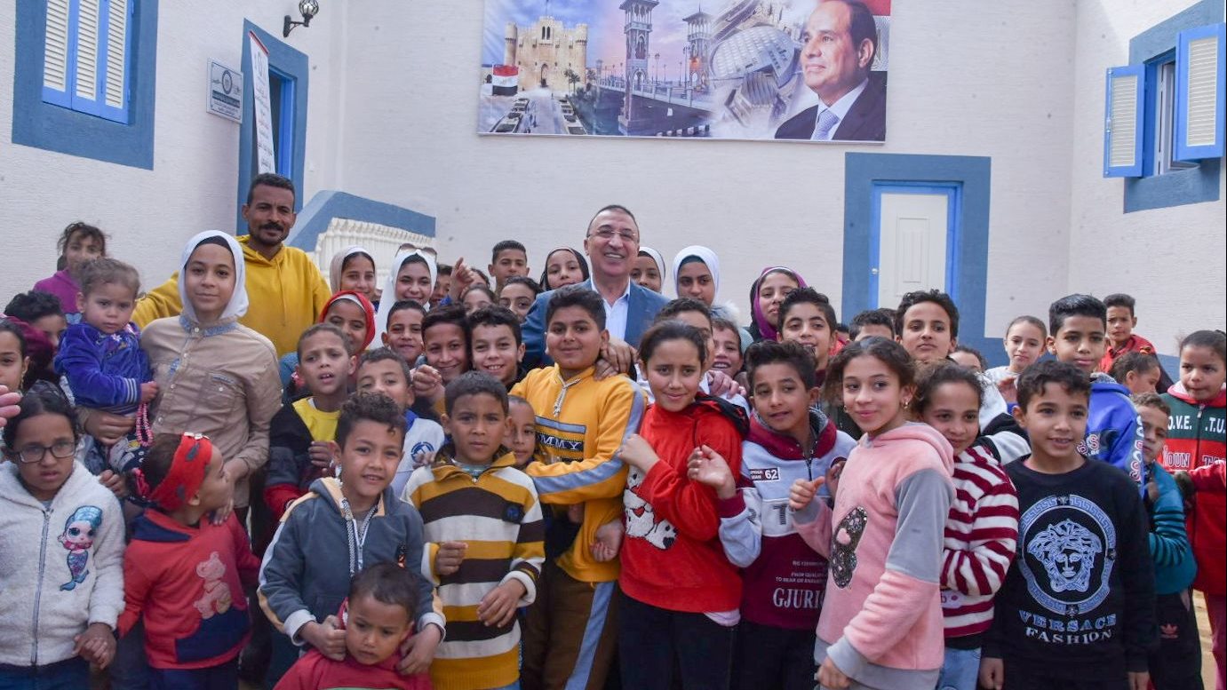 محافظ الإسكندرية وسط أطفال قرية فلسطين