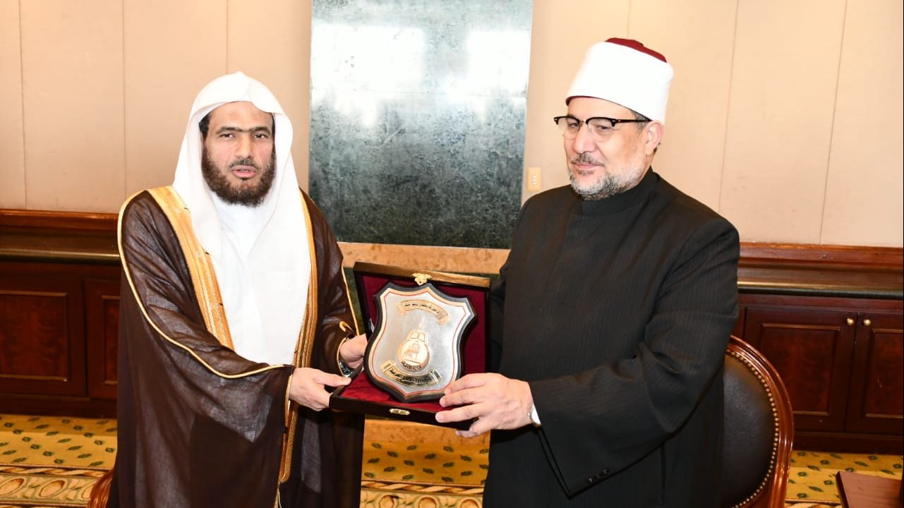 درع وزارة الأوقاف لإمام الحرم النبوي
