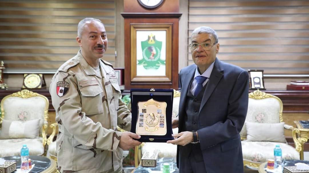 محافظ المنيا يكرم المستشار العسكري السابق 