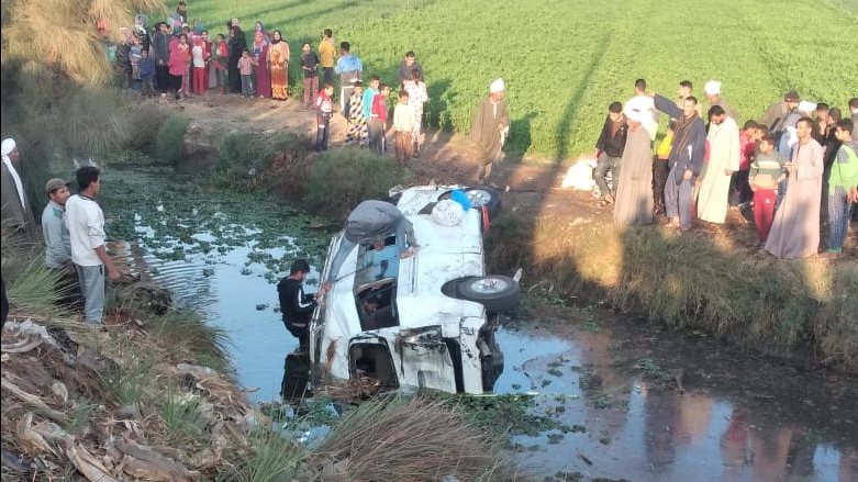 سقوط سيارة ميكروباص في مصرف مياه بأسيوط 