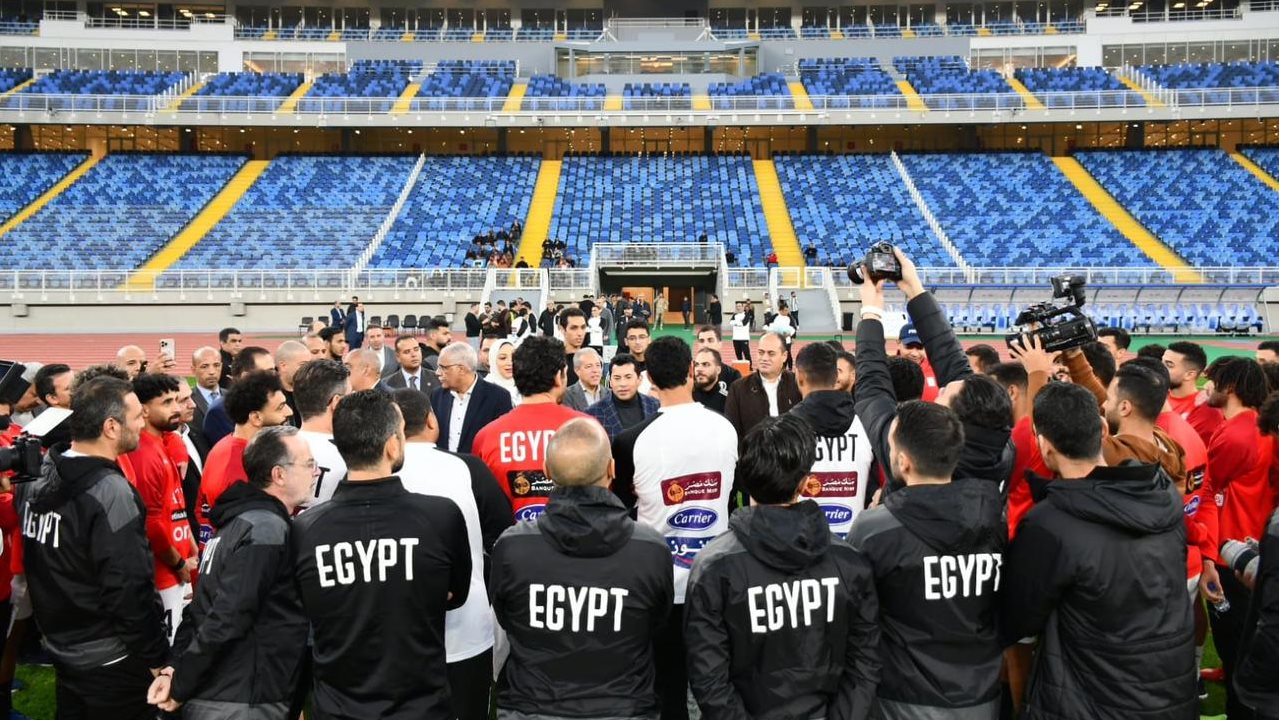 وزير الرياضة وعلام مع لاعبي المنتخب