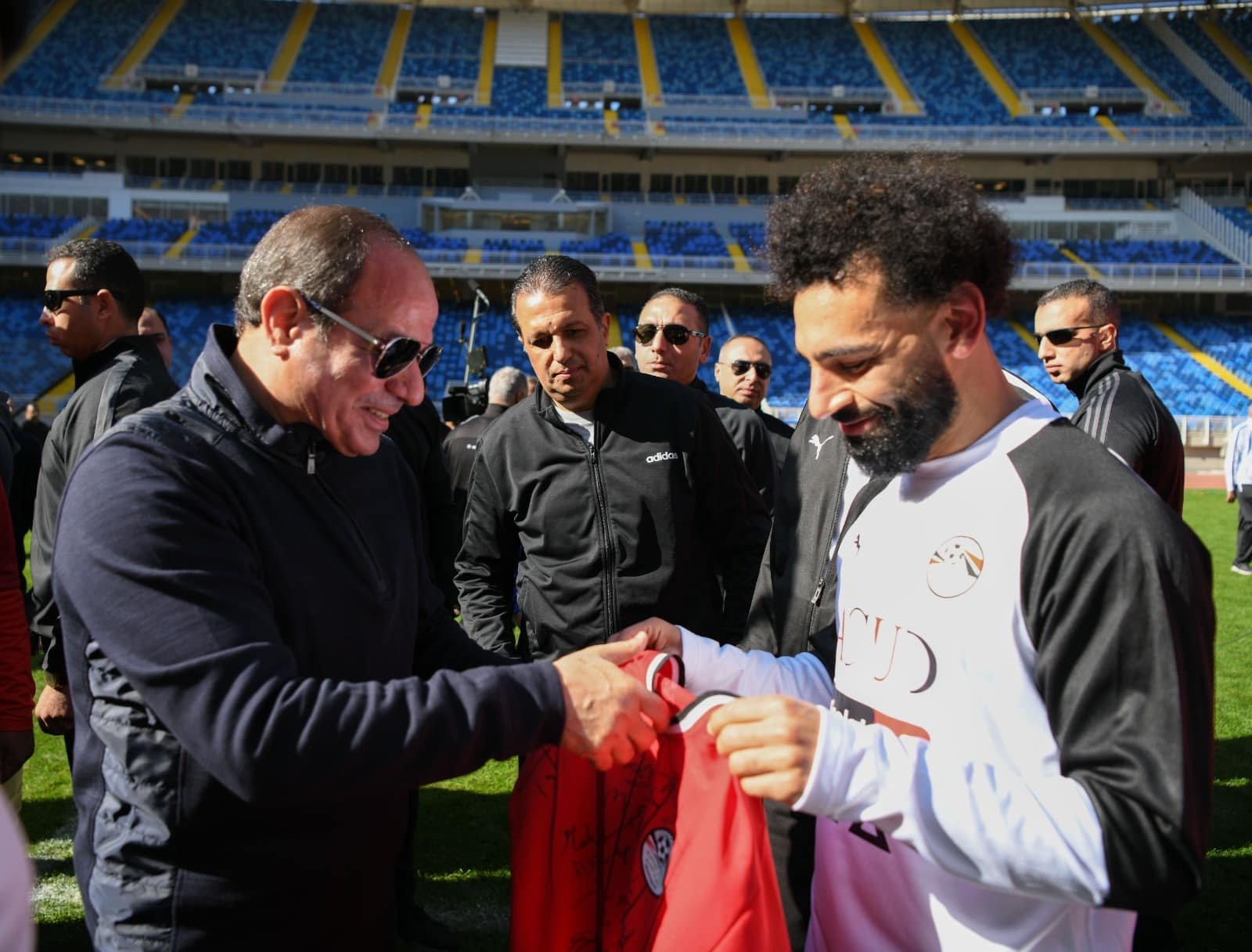 الرئيس عبدالفتاح السيسي ولاعب المنتخب محمد صلاح 