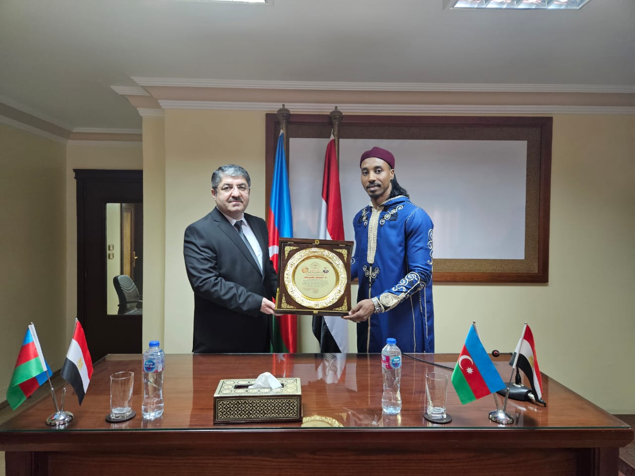 اتحاد الطلاب العرب يكرم سيمور نصيروف رئيس الجالية الأذربيجان