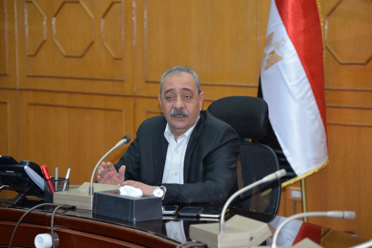 المحافظ خلال الاجتماع 