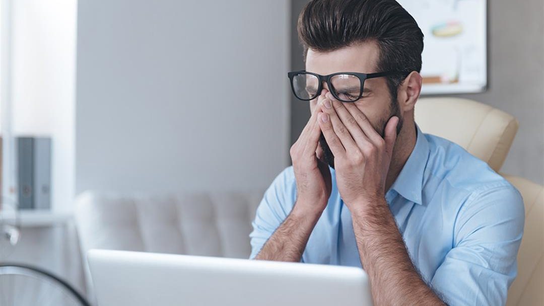 حافظ على سلامة نظرك..أفضل مسافة بين عينك وموبايلك أو اللاب ب