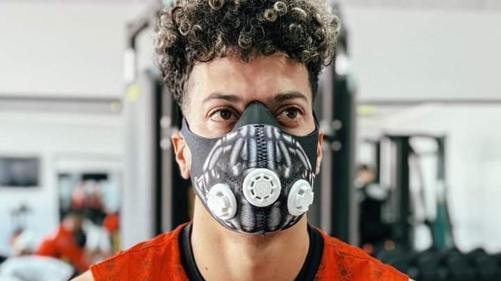 إمام عاشور يرتدي قناعا في تدريبات المنتخب