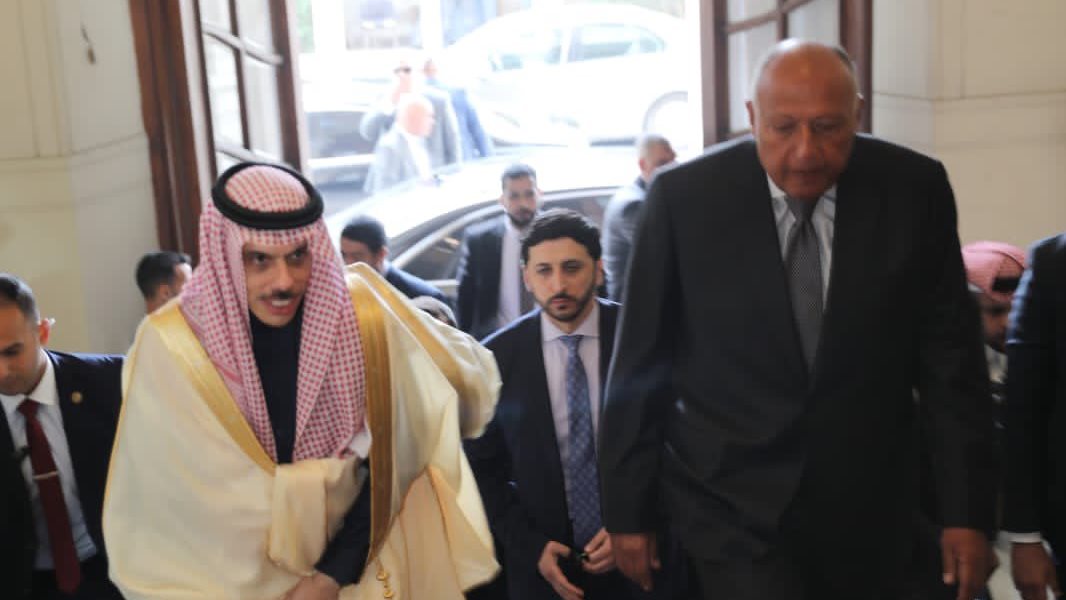 شكري يستقبل نظيره السعودي ويعقدان اجتماعاً ثنائياً 