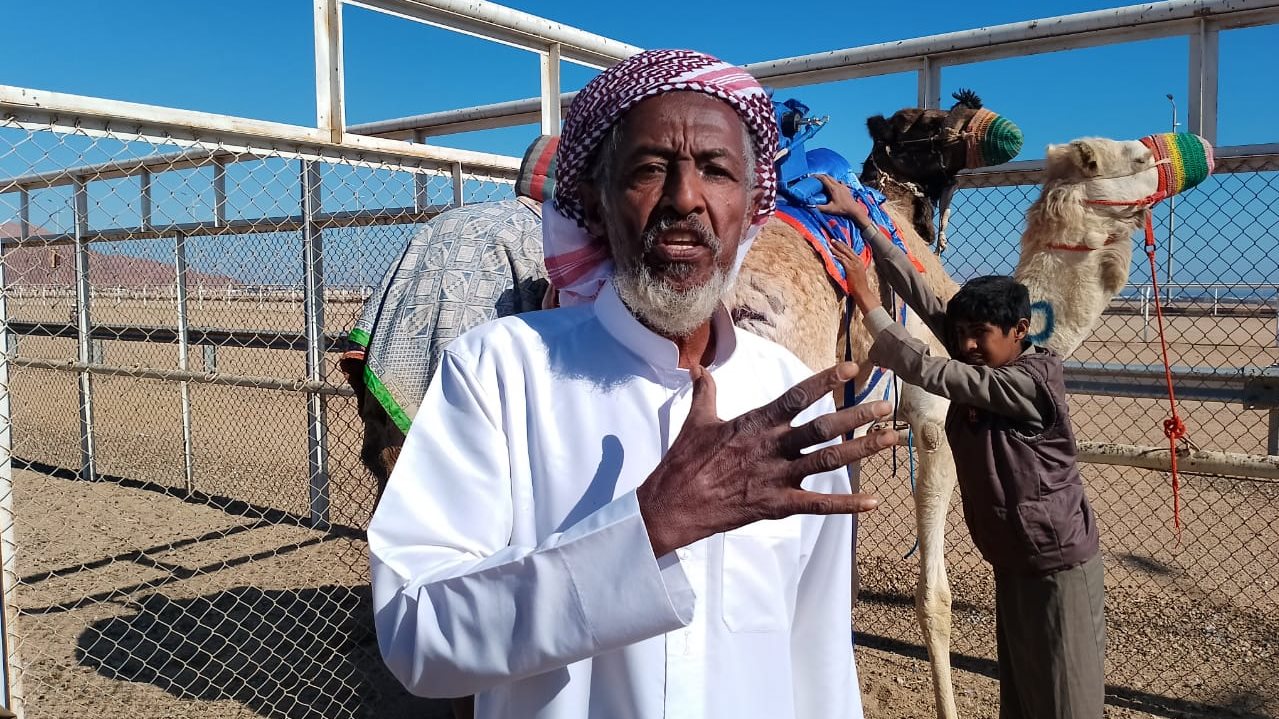 العمدة السوداني مدرب مضمار الهجن 