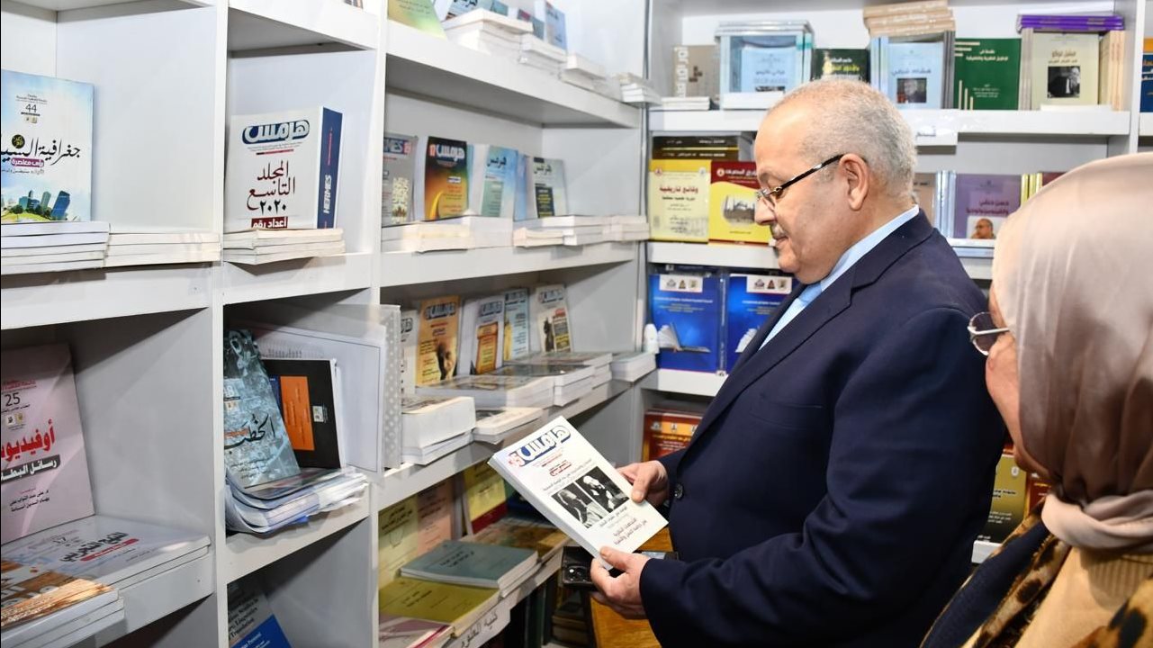 الخشت يتفقد بمعرض الكتاب