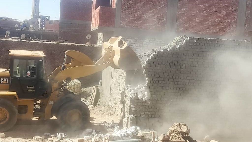جهود إزالة التعديات بأسوان