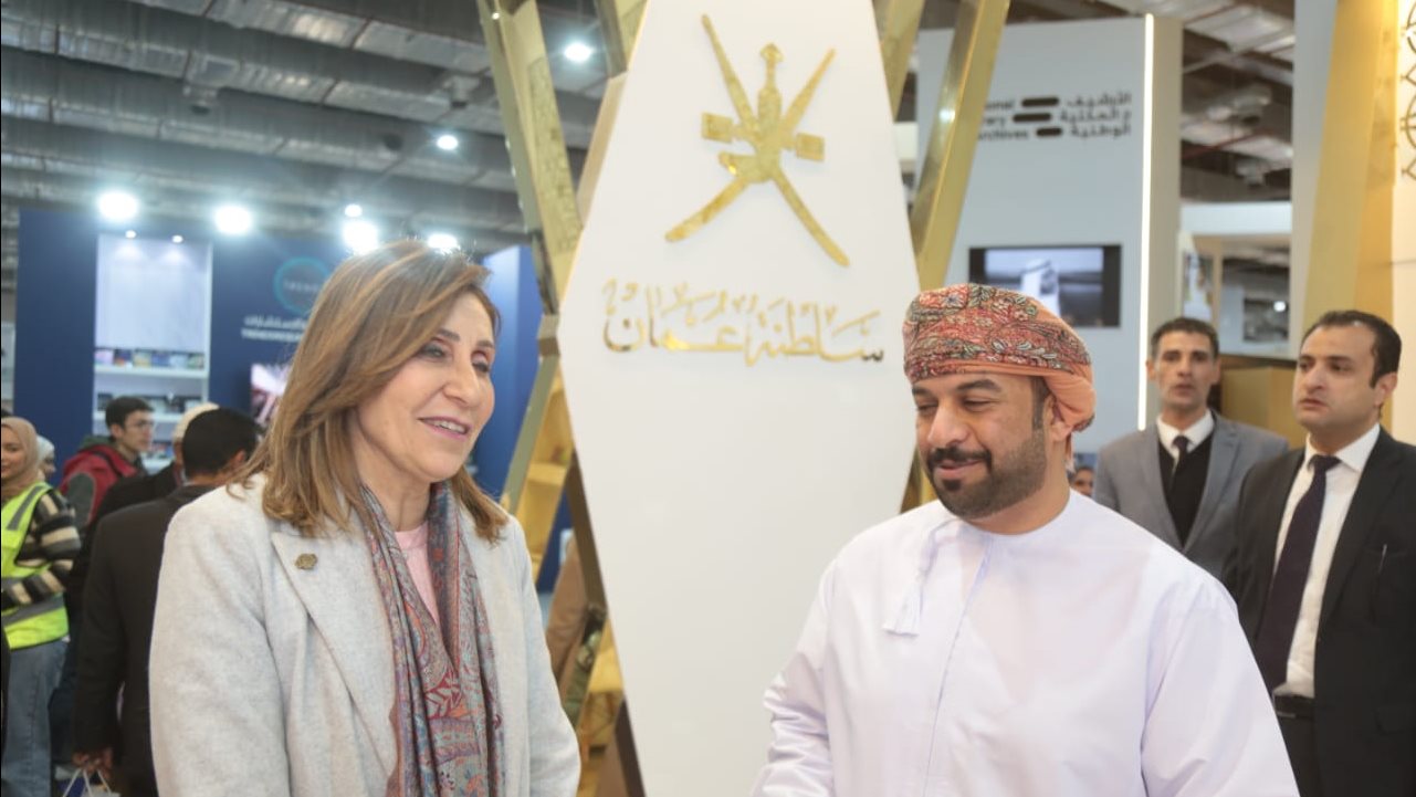 وزيرة الثقافة تزور جناح سلطنة عمان 