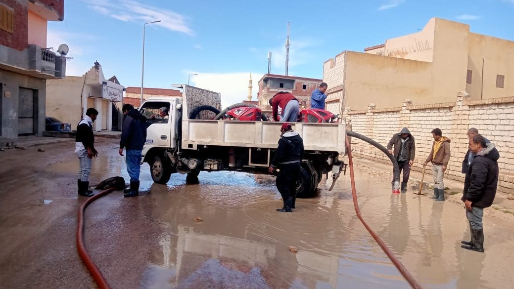 سحب تجمعات مياه الامطار من الشوارع بمطروح 