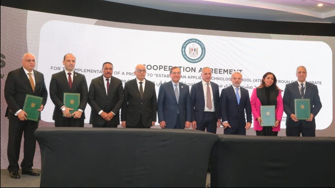 من مراسم توقيع البروتوكولات من مراسم توقيع البروتوكولات