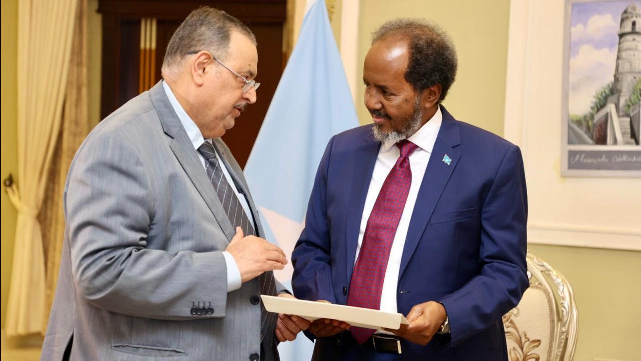 السفير الذوادي يسلم الرئيس الصومالي الرسالة الخطية 