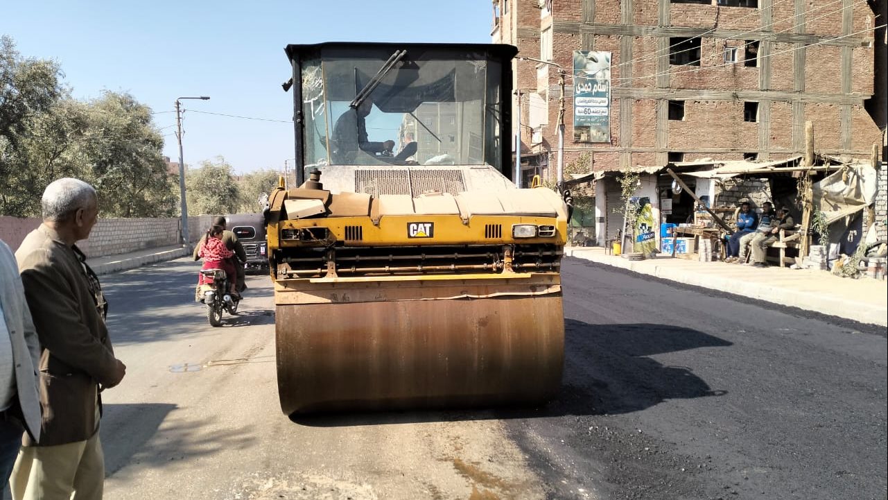 أعمال الرصف والتطوير بأسيوط 