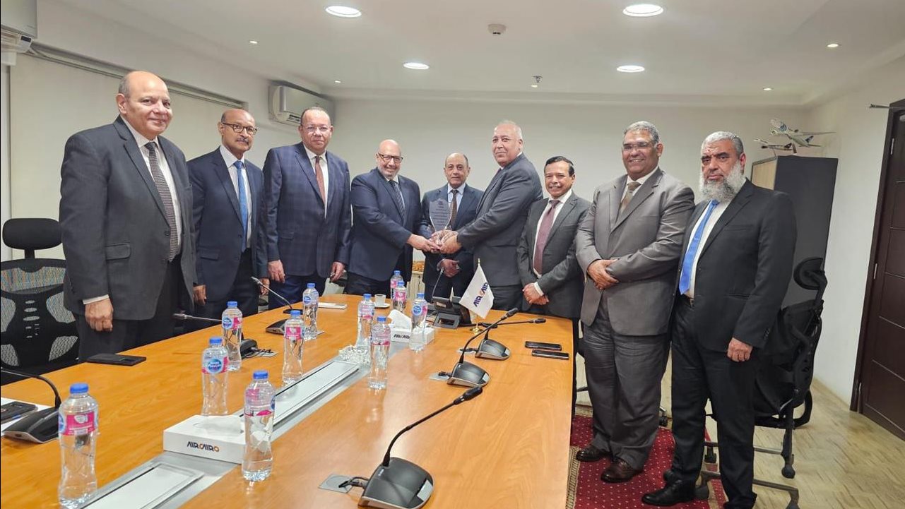 الفريق محمد عباس حلمي وزير الطيران 