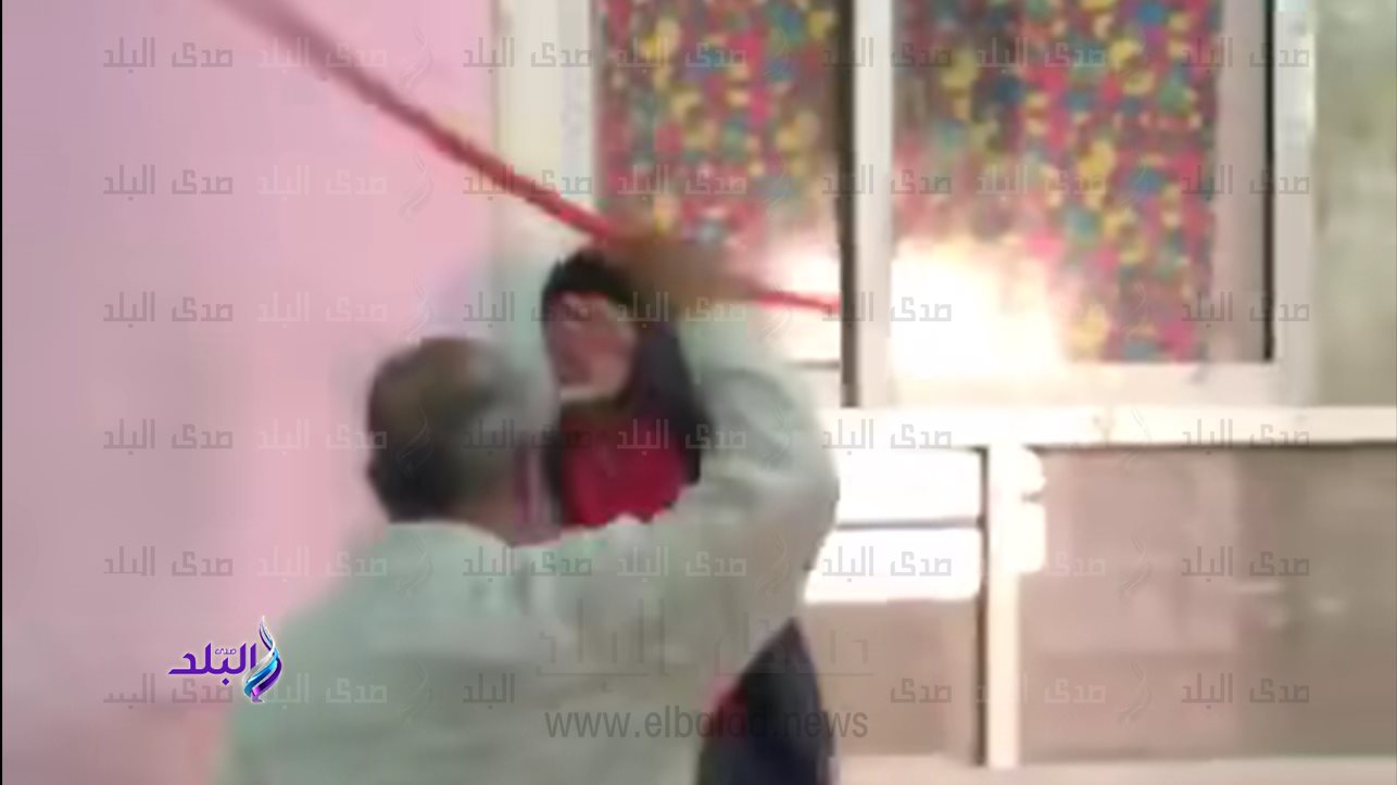معلم يضرب طالب بالخرطوم