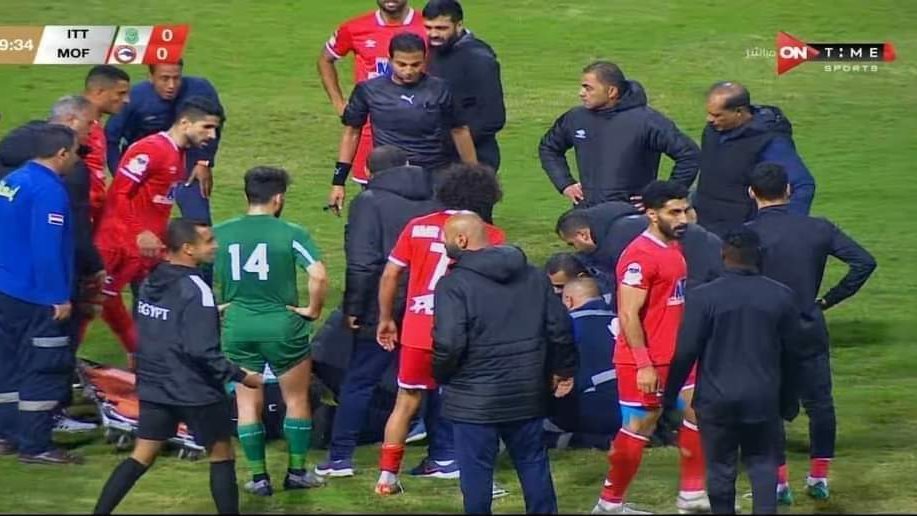 الجهاز الطبي يسعف اللاعب أحمد رفعت باستاد الإسكندرية