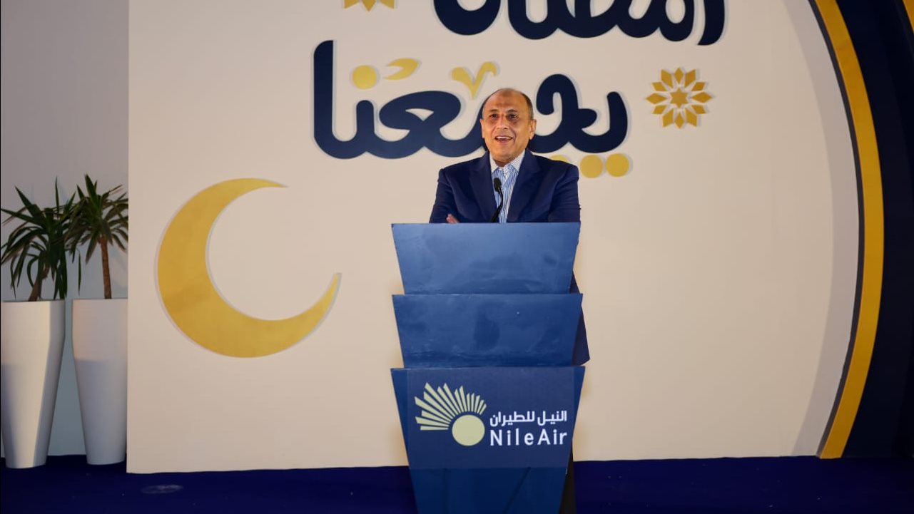 الفريق محمد عباس حلمي وزير الطيران 