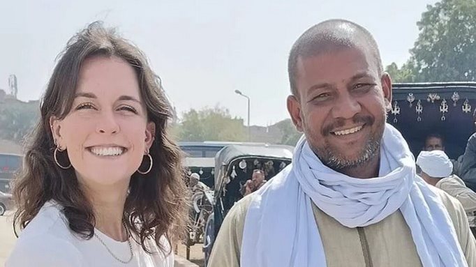السائحة الإنجليزية ورئيس سائقي الحنطور بإدفو
