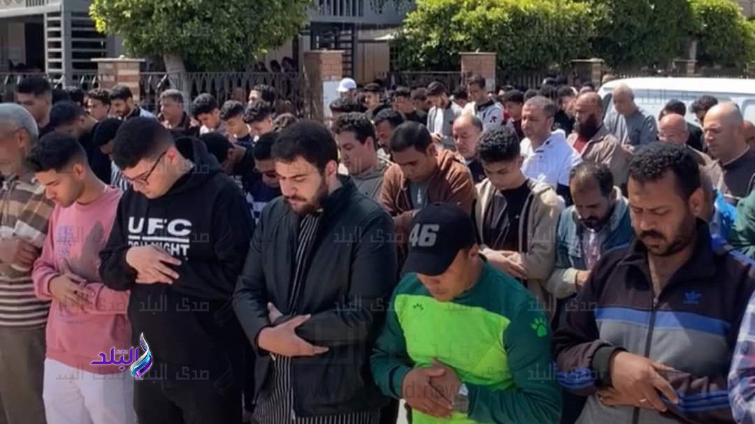 صلاة الجنازة على احد ضحايا حادث بورسعيد 