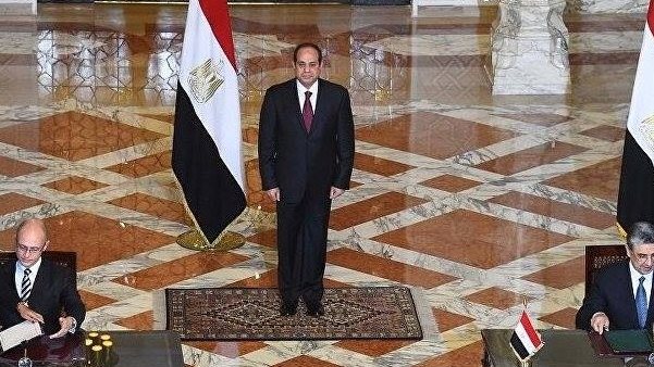 الرئيس السيسي خلال توقيع انشاء المحطة النووية 