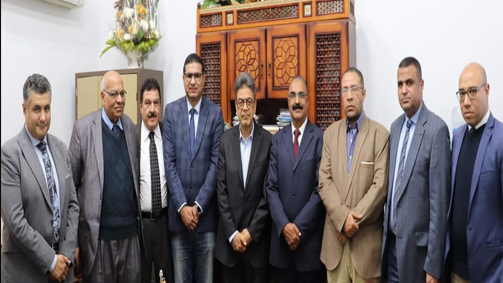 نقيب البيطريين وعدد من زملاء المهنة 