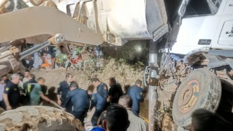 الصور الاولى لتصادم تريلا بمركبات توك توك ومقهى بأسوان 
