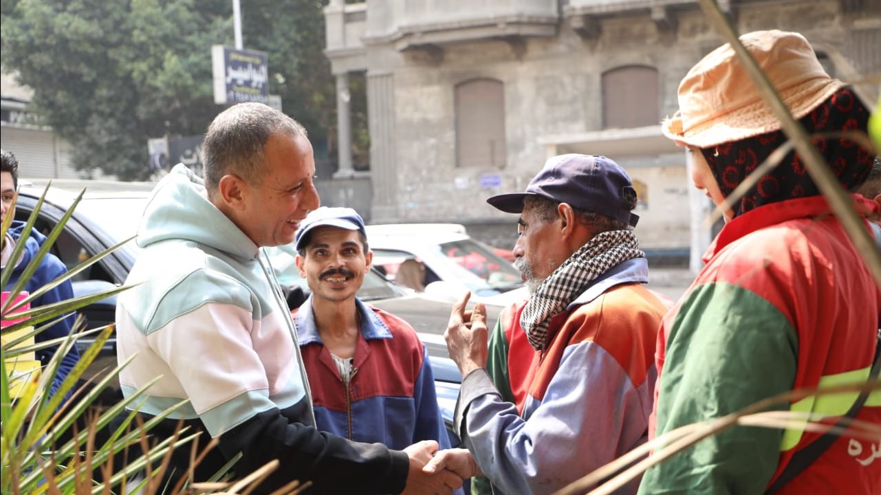 رئيس هيئة النظافة بالقاهرة يشارك العمال فرحتهم بالعيد.. صور