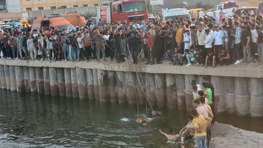 سقوط سيارة ميكروباص بركابها في مياه ترعة المحمودية