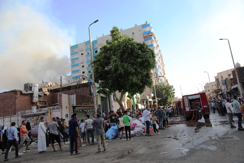 السيطرة على حريق مول تجارى بأسوان 