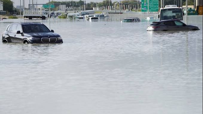 لن تصدق عينيك.. السبب الحقيقي وراء عاصفة وأمطار الإمارات