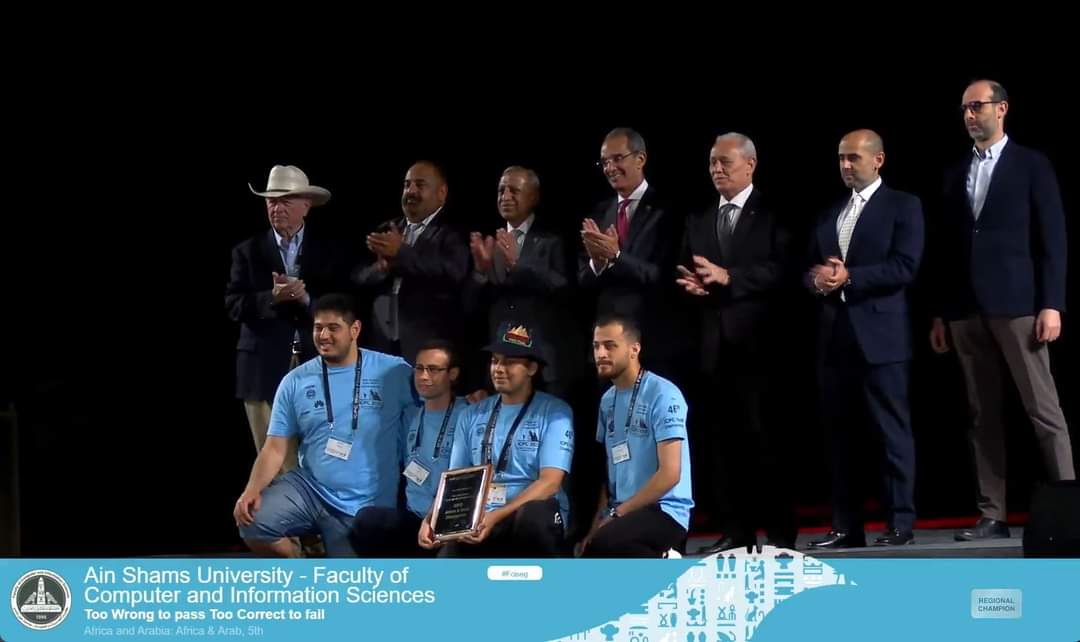 طلاب جامعة عين شمس