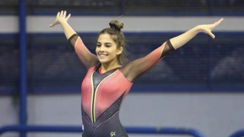 ملك حمزة لاعبة المنتخب الوطني لجمباز الترامبولين