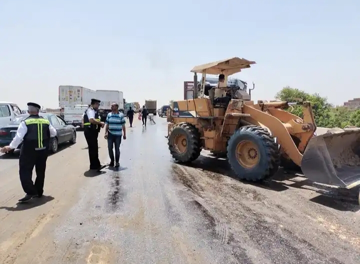 انقلاب سيارة محملة بالزيت علي الطريق الإقليمي 