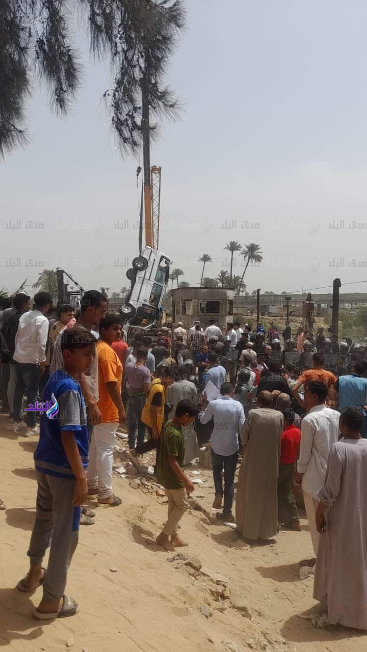 المئات من الاهالي في موقع حادث معدية ابو غالب 