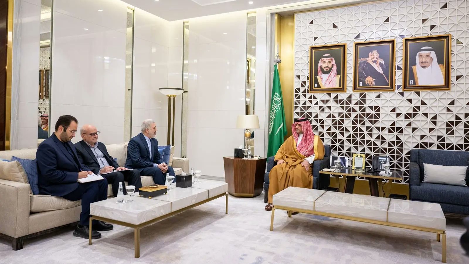 جانب من اللقاء  جانب من اللقاء