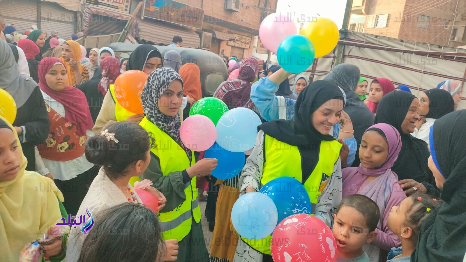 توزيع بالونات على الاطفال بالاقصر 