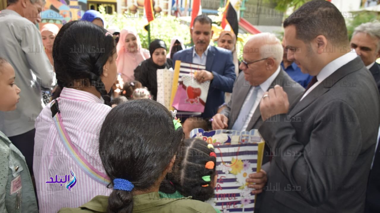 جبر الخواطر محافظ بورسعيد يوزيع الهدايا  على الاطفال