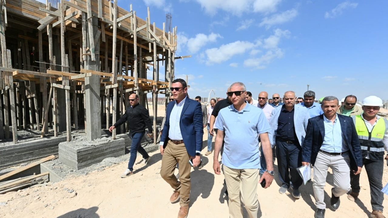 وزير الاسكان خلال الجولة