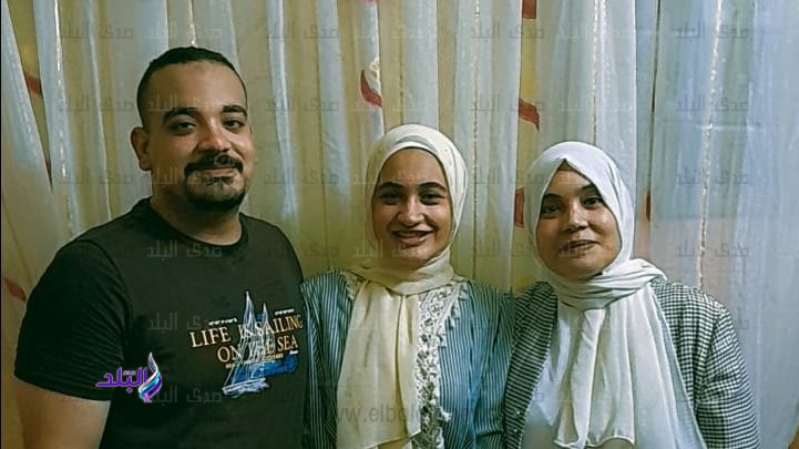 الطالبة هاجر مع اسرتها 