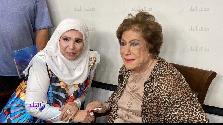 الفنانة مديحة حمدي مع سيدة المسرح سميحة ايوب 