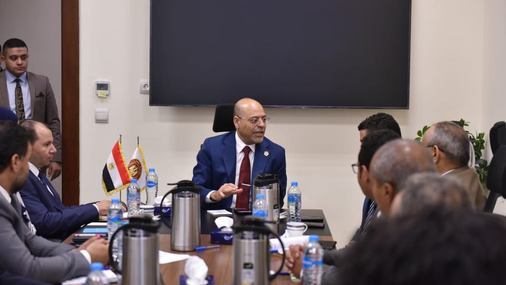 وزير العمل خلال اجتماعه بلجنة إعداد دليل التصنيف المهني