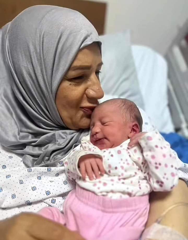 امرأة لبنانية مع بنتها