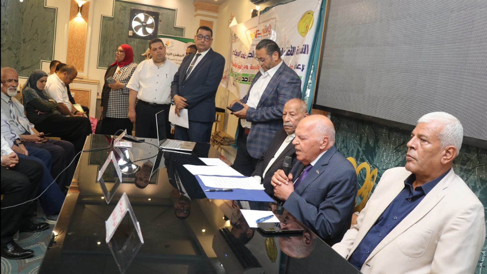 جانب من الندوة